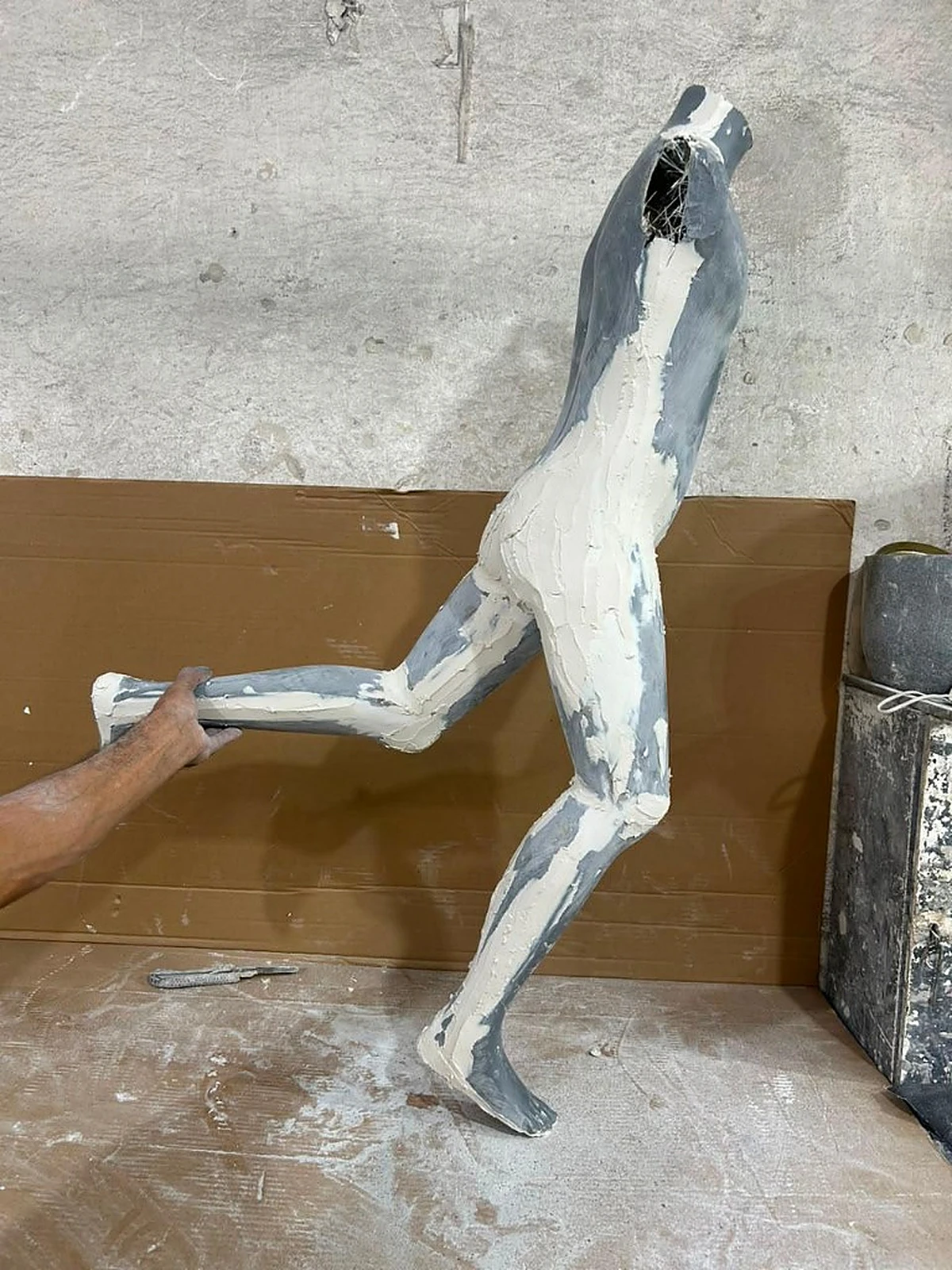 Escultura e modelagem manual das proporções anatômicas infantis
